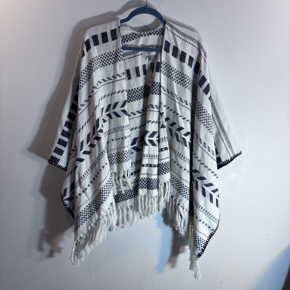 AMERICAN EAGLE O/S 100% Cotton Black and White Patterned Fringe Poncho NEW - Picture 2 of 9